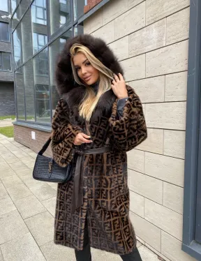 Шуба из меха аукционной норки с капюшоном из меха куницы