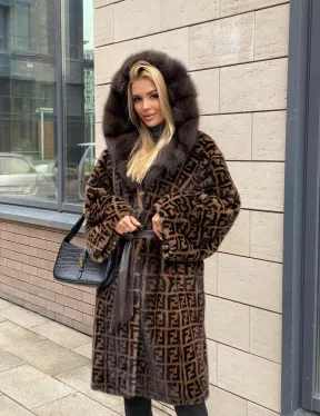 Шуба из меха аукционной норки с капюшоном из меха куницы