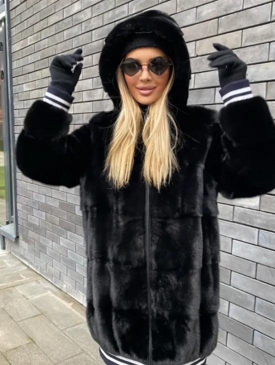 Удлиненный бомбер из меха скандинавской норки с капюшоном на молнии