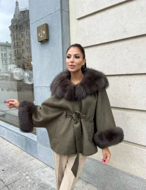 Пальто - пончо из натуральной шерсти с капюшоном из меха песца