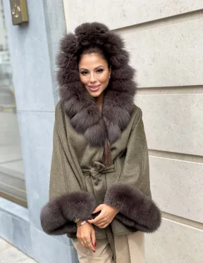 Пальто - пончо из натуральной шерсти с капюшоном из меха песца