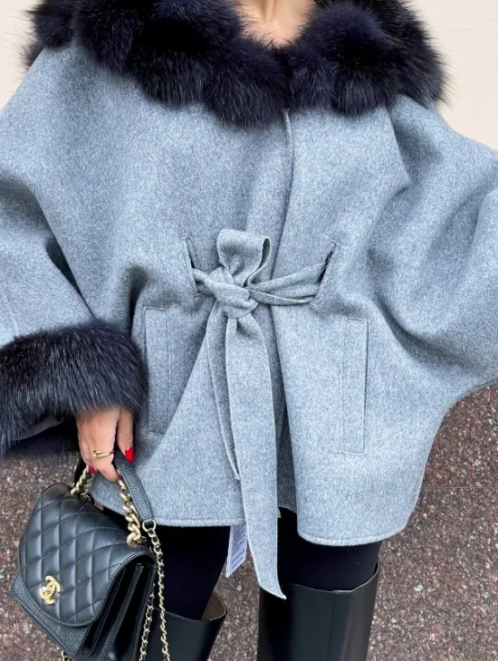 Пончо из натуральной шерсти с капюшоном из песца