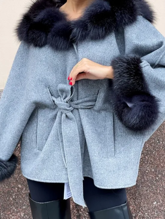 Пончо из натуральной шерсти с капюшоном из песца