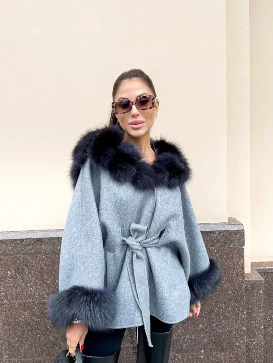 Пончо из натуральной шерсти с капюшоном из песца