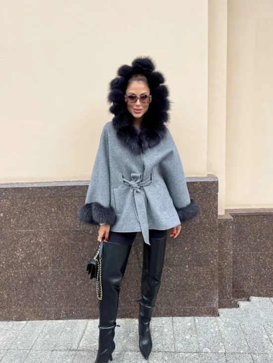 Пончо из натуральной шерсти с капюшоном из песца