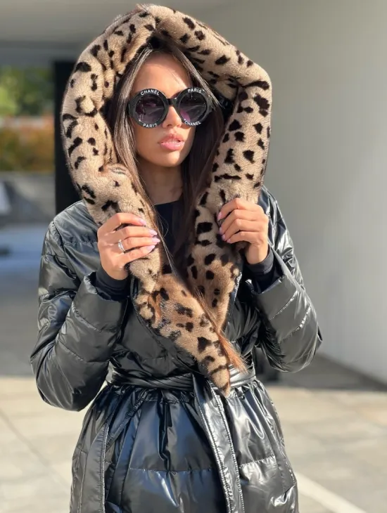 Пуховик с отделкой из меха аукционной норки в анималистическом стиле