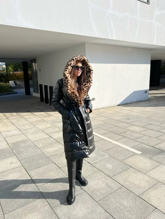 Пуховик с отделкой из меха аукционной норки в анималистическом стиле