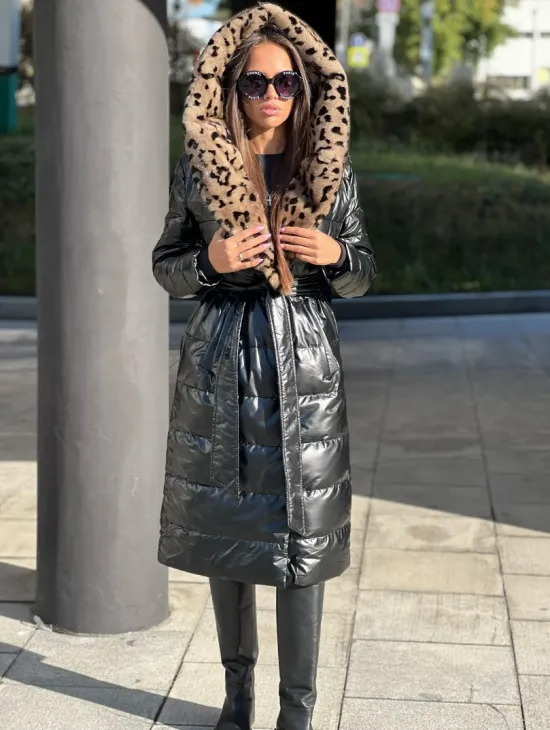 Пуховик с отделкой из меха аукционной норки в анималистическом стиле