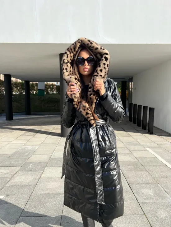 Пуховик с отделкой из меха аукционной норки в анималистическом стиле