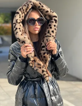 Пуховик с отделкой из меха аукционной норки в анималистическом стиле