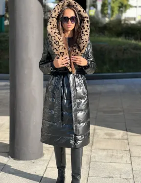 Пуховик с отделкой из меха аукционной норки в анималистическом стиле