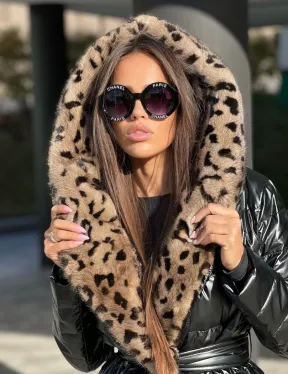 Пуховик с отделкой из меха аукционной норки в анималистическом стиле