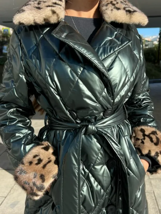 Пальто - пуховик с воротником из меха норки в цвете изумруд