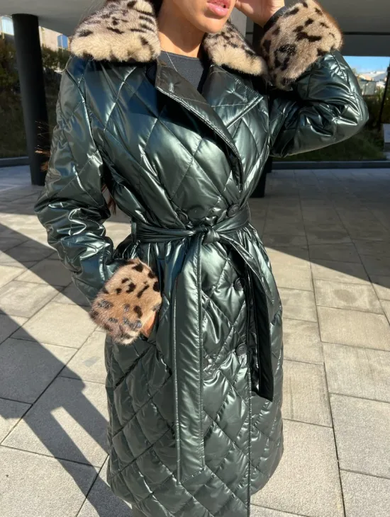 Пальто - пуховик с воротником из меха норки в цвете изумруд