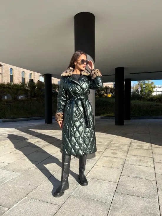 Пальто - пуховик с воротником из меха норки в цвете изумруд