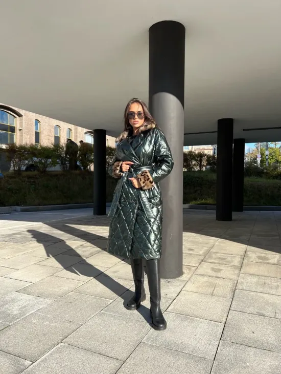 Пальто - пуховик с воротником из меха норки в цвете изумруд