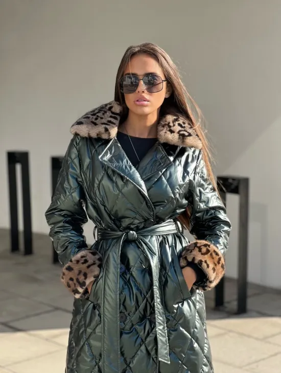 Пальто - пуховик с воротником из меха норки в цвете изумруд