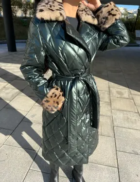 Пальто - пуховик с воротником из меха норки в цвете изумруд