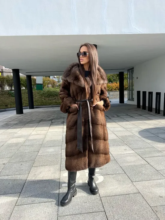 Шуба из аукционной норки NAFA MINK с капюшоном из меха куницы
