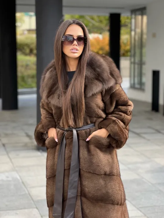 Шуба из аукционной норки NAFA MINK с капюшоном из меха куницы