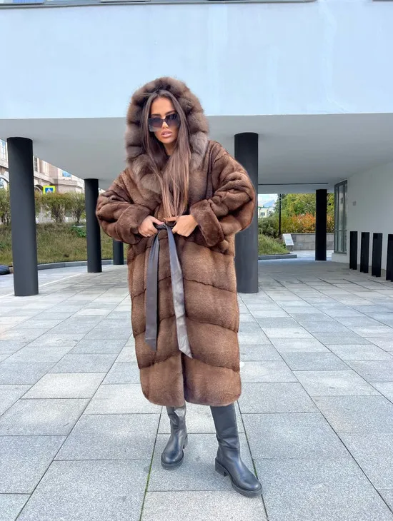 Шуба из аукционной норки NAFA MINK с капюшоном из меха куницы