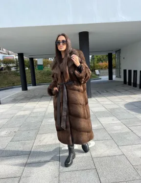 Шуба из аукционной норки NAFA MINK с капюшоном из меха куницы