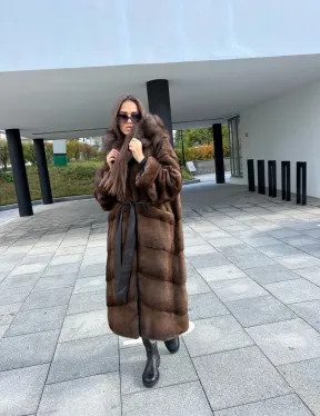 Шуба из аукционной норки NAFA MINK с капюшоном из меха куницы