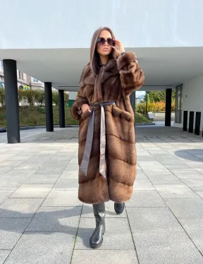 Шуба из аукционной норки NAFA MINK с капюшоном из меха куницы