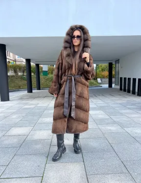 Шуба из аукционной норки NAFA MINK с капюшоном из меха куницы