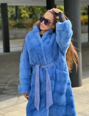 Удлиненная норковая шуба с поясом в голубом оттенке