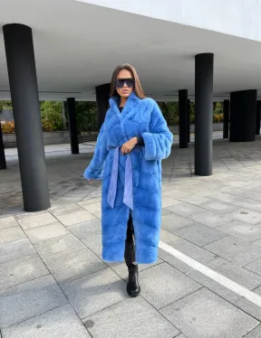 Удлиненная норковая шуба с поясом в голубом оттенке