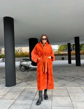 Шуба из меха скандинавской норки в оранжевом оттенке