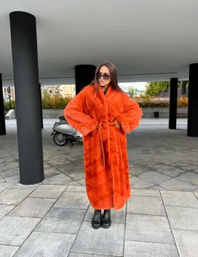 Шуба из меха скандинавской норки в оранжевом оттенке