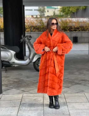 Шуба из меха скандинавской норки в оранжевом оттенке