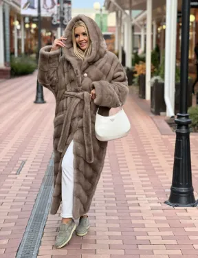 Удлиненная норковая шуба с капюшоном в цвете пастель