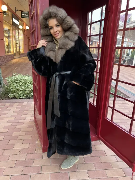 Черная норковая шуба с капюшоном из меха куницы