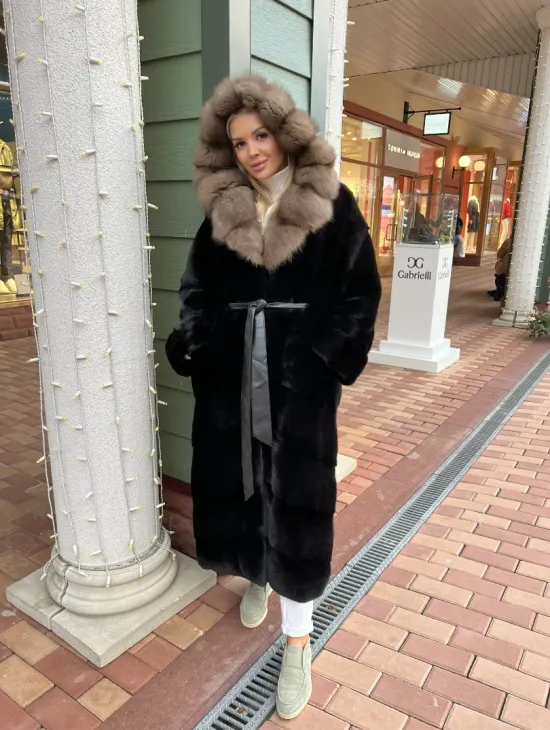 Черная норковая шуба с капюшоном из меха куницы