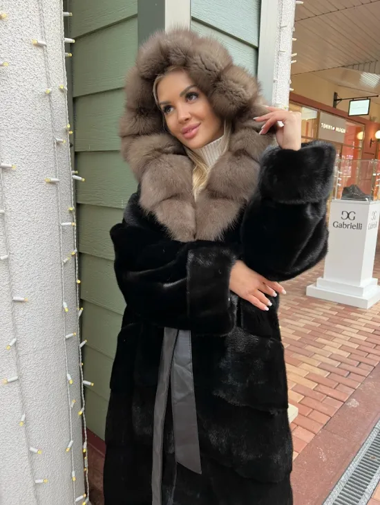 Черная норковая шуба с капюшоном из меха куницы