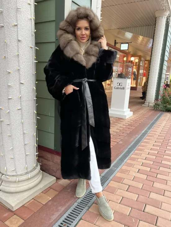 Черная норковая шуба с капюшоном из меха куницы