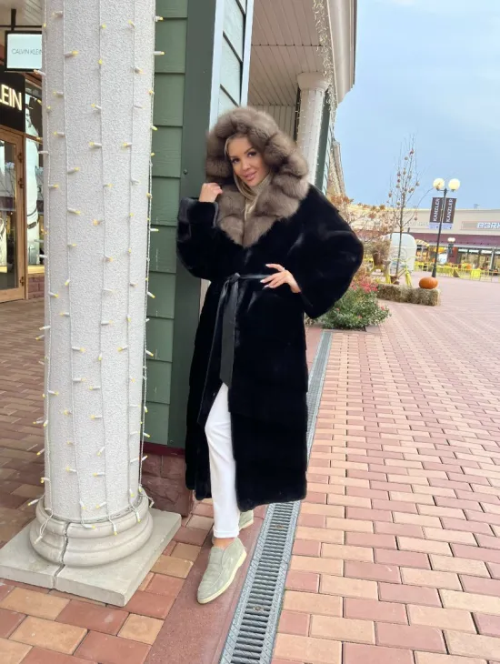 Черная норковая шуба с капюшоном из меха куницы