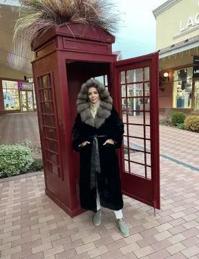 Черная норковая шуба с капюшоном из меха куницы