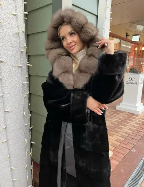 Черная норковая шуба с капюшоном из меха куницы