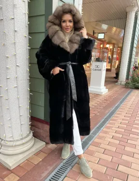 Черная норковая шуба с капюшоном из меха куницы