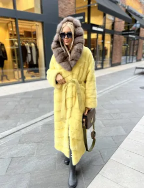 Шуба из плюшевой норки с капюшоном из меха куницы в лимонном цвете