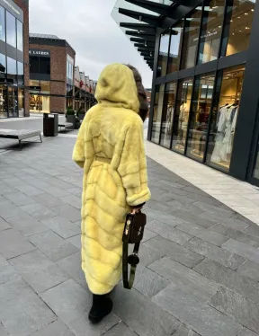 Шуба из плюшевой норки с капюшоном из меха куницы в лимонном цвете