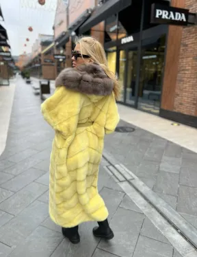 Шуба из плюшевой норки с капюшоном из меха куницы в лимонном цвете