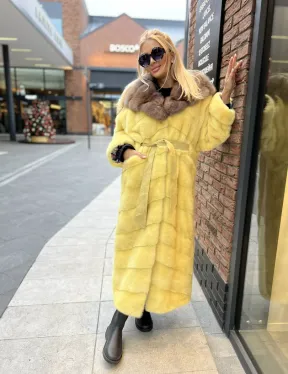 Шуба из плюшевой норки с капюшоном из меха куницы в лимонном цвете