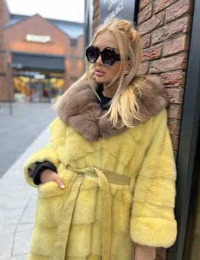 Шуба из плюшевой норки с капюшоном из меха куницы в лимонном цвете
