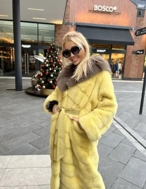 Шуба из плюшевой норки с капюшоном из меха куницы в лимонном цвете