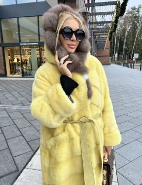 Шуба из плюшевой норки с капюшоном из меха куницы в лимонном цвете